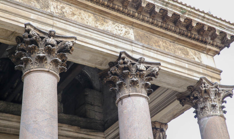 ! Внешние колонны Пантеона в Риме