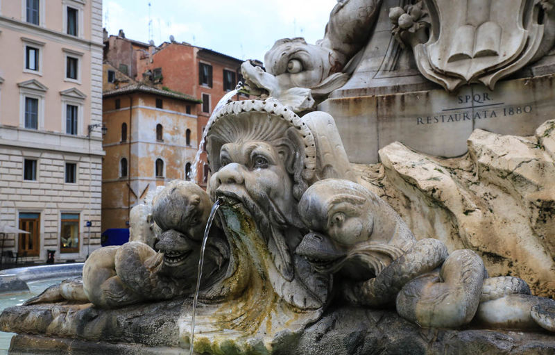 Фрагмент фонтана Пантеона в Риме