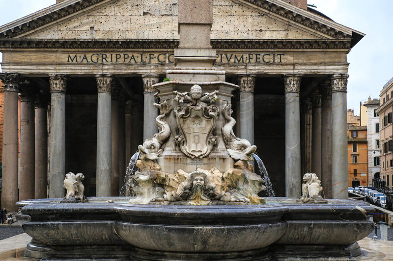 ! Вид на фонтан Пантеона в Риме (на заднем плане Пантеон)
