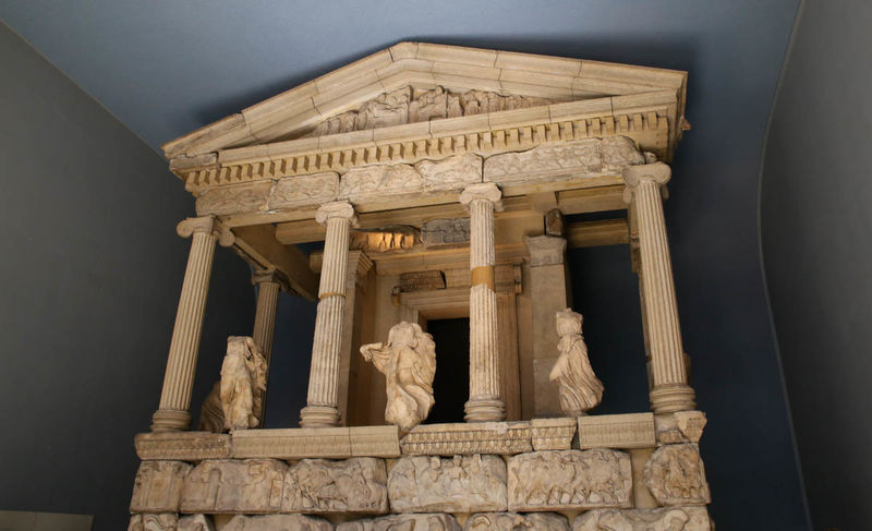 Zrekonstruowana fasada monumentu nagrobnego z IV wieku p.n.e. - British Museum (Muzeum Brytyjskie) w Londynie