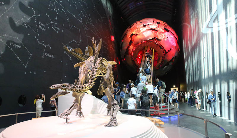 !Szkielet Stegozaura i widok na metalowy glob -  Muzeum Historii Naturalnej (Natural History Museum) w Londynie