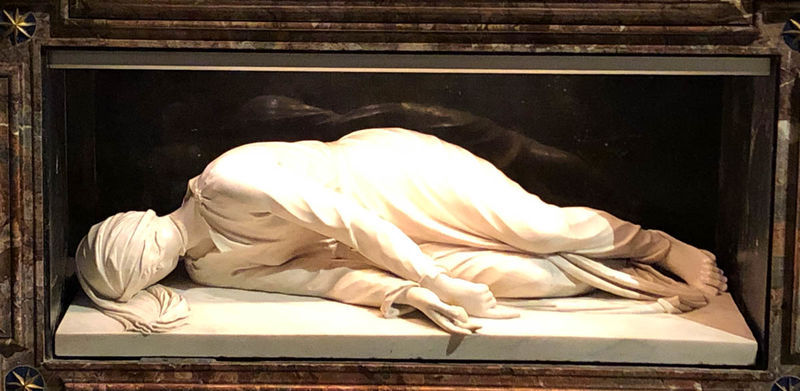 Rzeźba św. Cecylii leżącej w grobie - Bazylika św. Cecylii na Zatybrzu w Rzymie (Santa Cecilia in Trastevere)