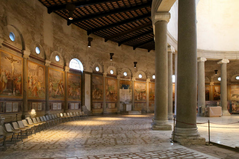 Wnętrze Bazyliki św. Szczepana w Rzymie