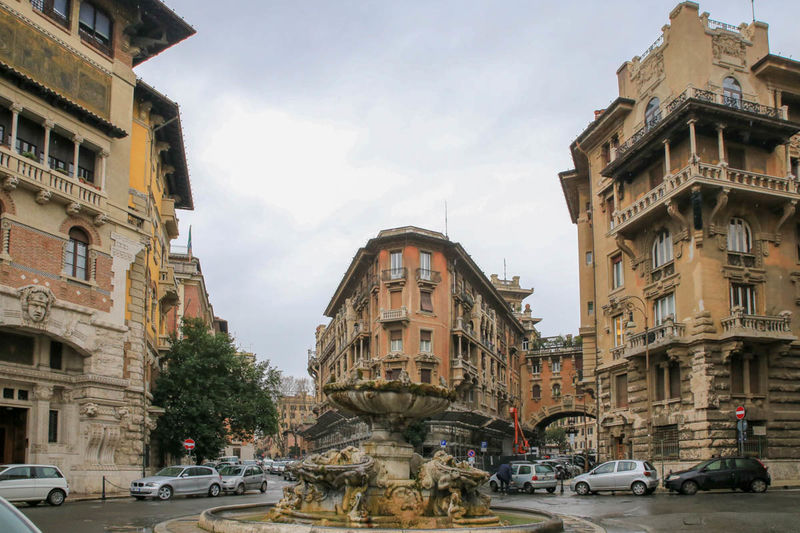 !Rzym, Quartiere Coppede - Piazza Mincio i Fontanna Żab
