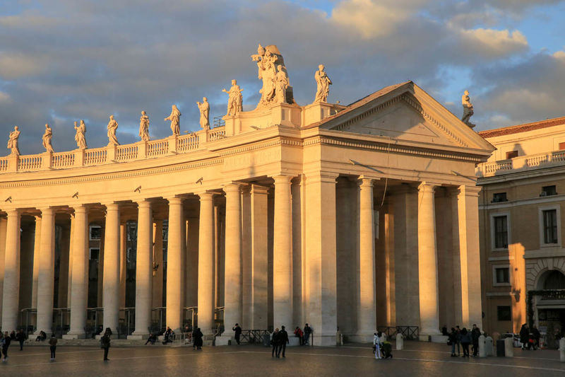 !Fragment kolumnady na placu św. Piotra na Watykanie