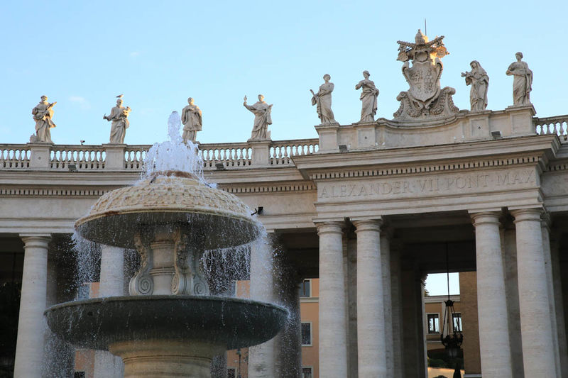 Jedna z fontann na placu św. Piotra na Watykanie (w tle figura Jacka Odrowąża)