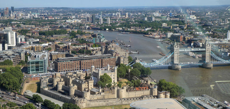 !Widok na Twierdzę Tower i Tower Bridge w Londynie z tarasu widokowego Sky Garden