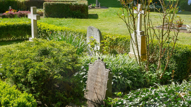 Zabytkowe nagrobki na cmentarzu w Kirchdorf na wyspie Poel