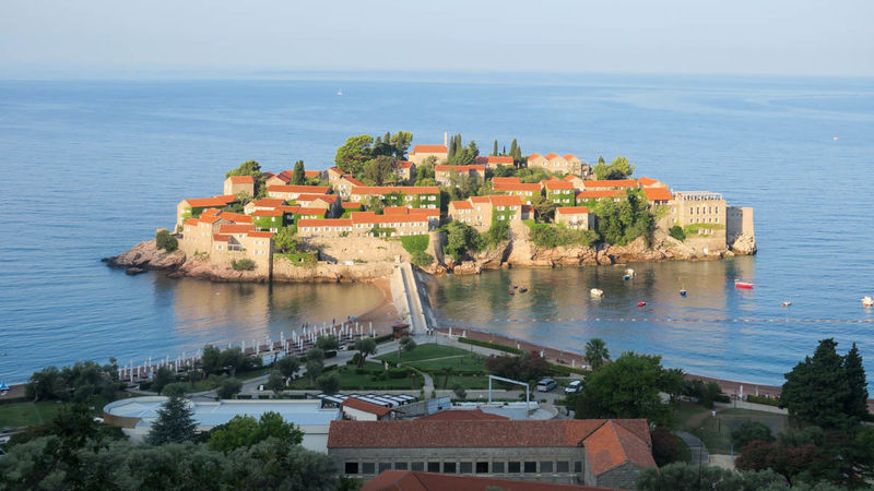 Atrakcje Czarnogóry - Wyspa Sveti Stefan widziana z oddali