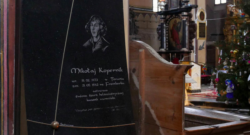 !Domniemany grób Kopernika we Fromborku