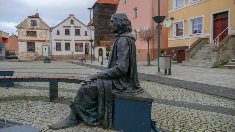 !Pomnik Mikołaja Kopernika na rynku we Fromborku