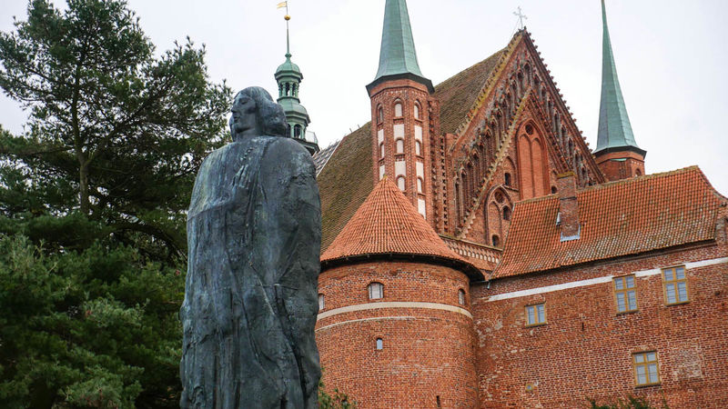 Pomnik Kopernika u stóp Wzgórza Kopernika we Fromborku