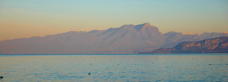 Jezioro Garda o wschodzie słońca
