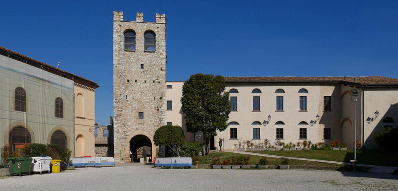 Zamek Scaligeri w Desenzaono del Garda (nad jeziorem Garda)