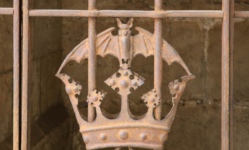 Nietoperz - symbol miasta przy jednej z bram miejskich (Torres des Quart) w Walencji