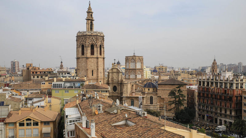 Widok z wieży kościoła Santa Caterina w Walencji - na pierwszym planie katedralna El Miguelete
