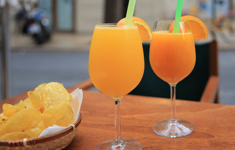 Drink Agua de Valencia (w towarzystwie soku z pomarańczy) w El Cafetín w Walencji