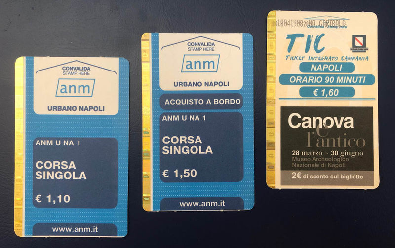 Różne rodzaje biletów pojedynczych w komunikacji miejskiej w Neapolu