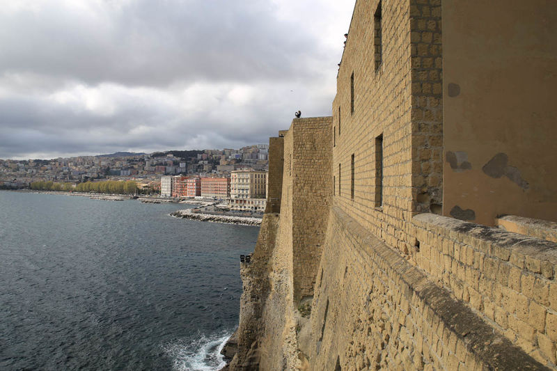 Podczas spaceru po Zamku Jajecznym (Castel dell'Ovo) w Neapolu