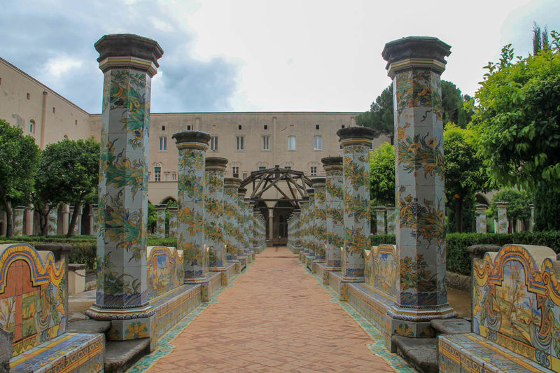 Zwiedzanie kompleksu Santa Chiara w Neapolu