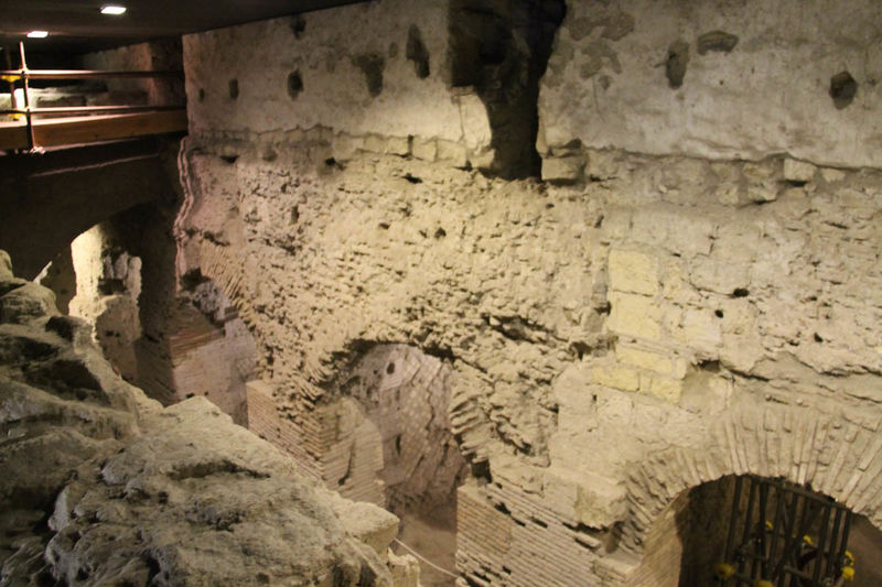 Fragment rzymskiej ulicy pod poziomem kompleksu klasztornego (klasztor św. Wawrzyńca w Neapolu - San Lorenzo Maggiore)