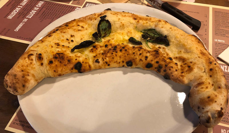!Pizza Calzone z widocznie grubszymi brzegami