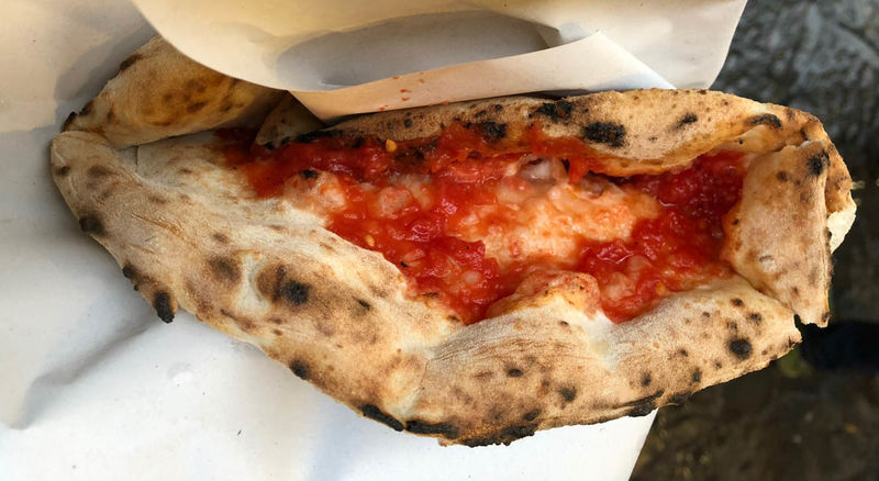 Pizza portfelowa - pizza a portafoglio (street food w Neapolu)
