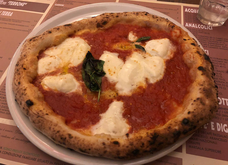 Pizza Margherita Extra (pizzaeria 'Ntretella w Neapolu)