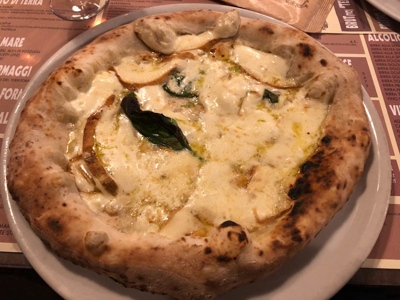 !Pizza quattro formaggi w stylu neapolitańskim w pizzerii ‘Ntretella w Neapolu 