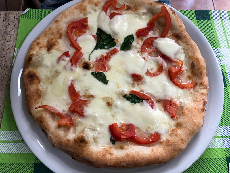 !Pizza w jednej z małych neapolitańskich pizzerii