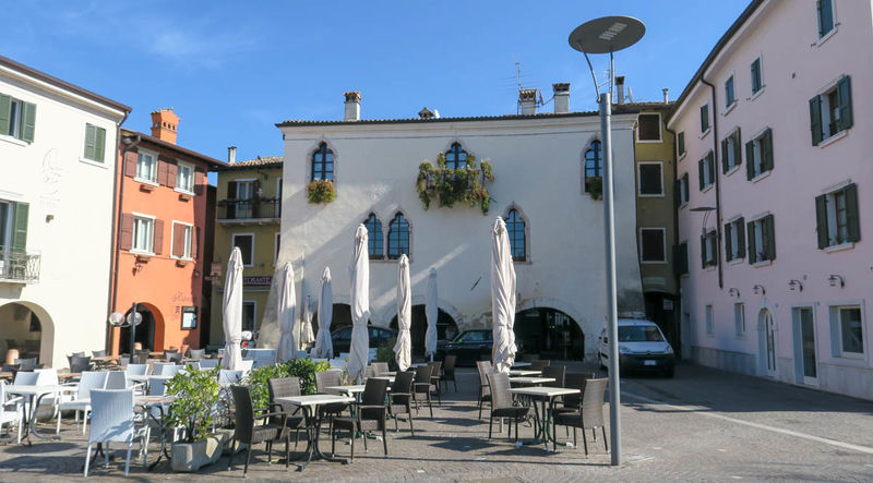 !Centrum miasteczka Garda (nad jeziorem Garda)