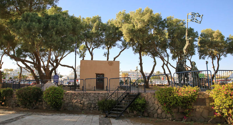 Pamiątkowy posterunek (obok monument) w Ejlacie