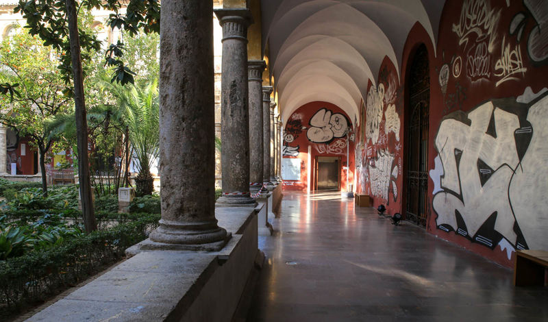Dawny klasztor Karmelitów w Walencji (Convento del Carmen) ze ścianami pokrytymi graffiti