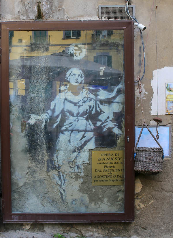 Madonna z pistoletem Banksy'ego (street art w Neapolu)