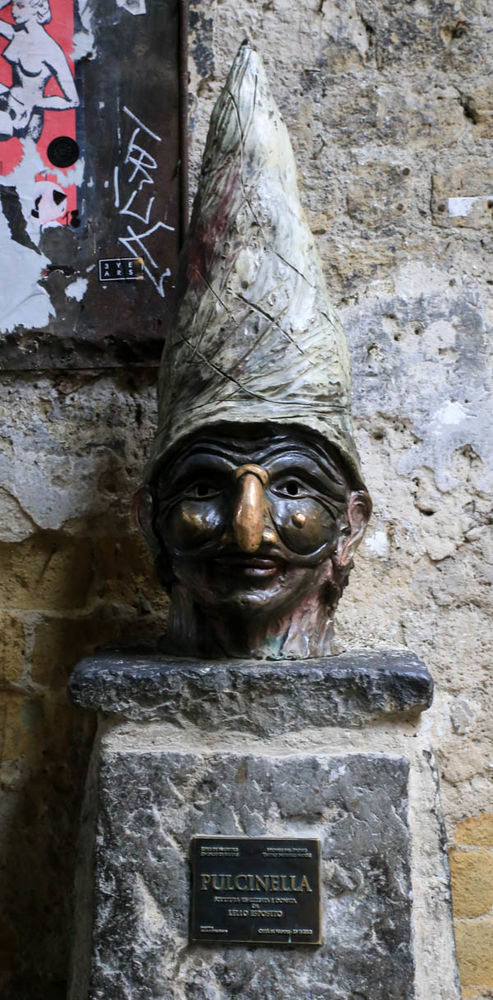 !Symbol Neapolu - Pulcinella - rzeźba głowy Poliszynela