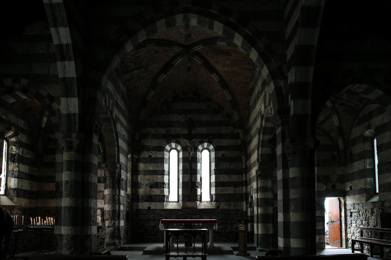 Wnętrze kościoła św. Piotra w Porto Venere we Włoszech