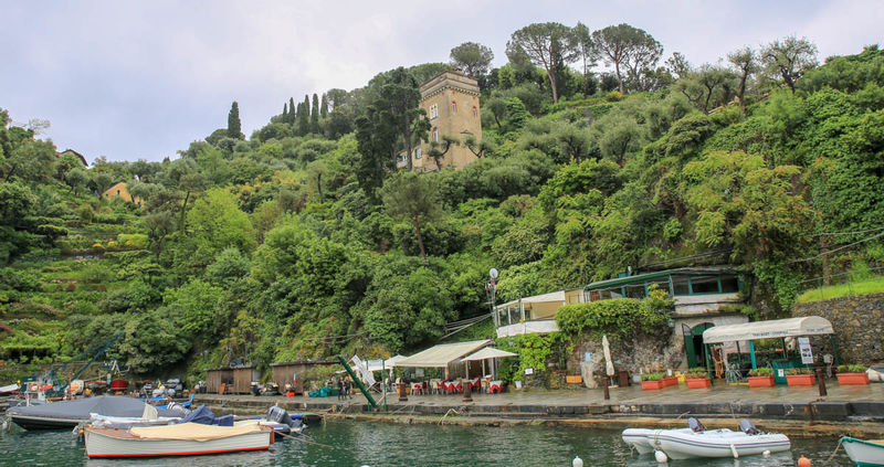 Widok na ogród zamkowy w Portofino od strony nabrzeża