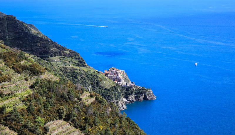 Widok na miasteczko Manarola (Cinque Terre) z górnej trasy prowadzącej z miasteczka Corniglia