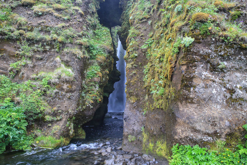 Ukryty wodospad Gljúfrabúi (Islandia)