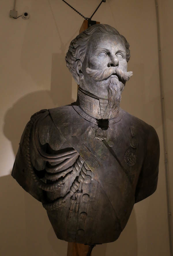 La Spezia - Muzeum Technologii Morskiej - rzeźba Wiktora Emmanuela II