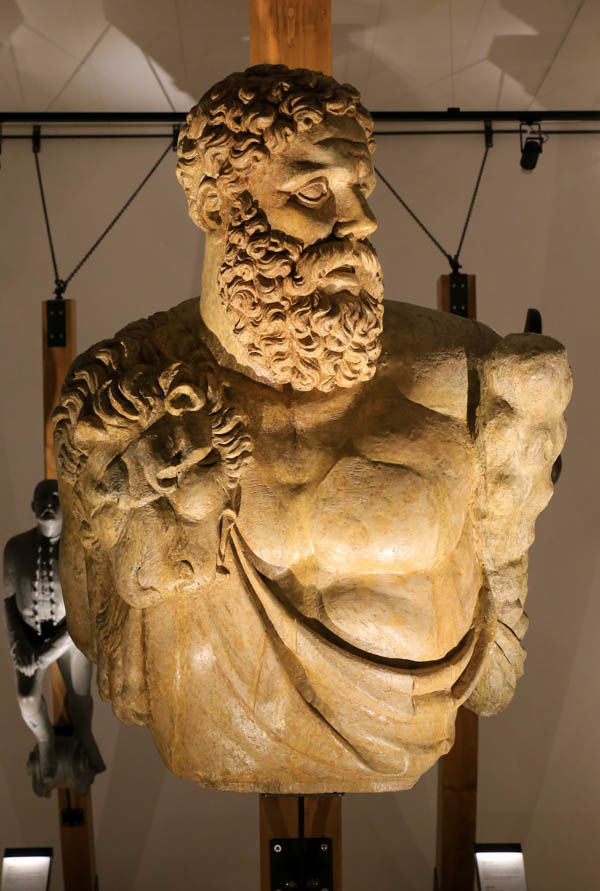 La Spezia - Muzeum Technologii Morskiej - rzeźba Herkulesa