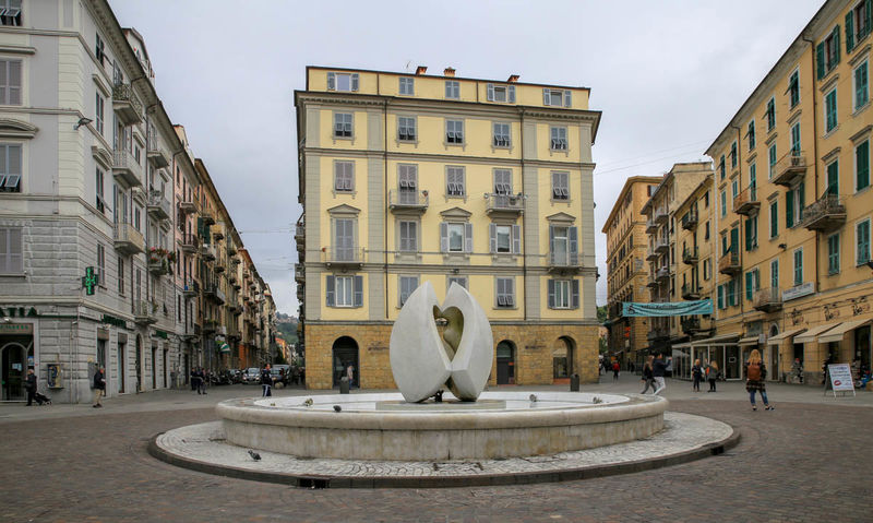 La Spezia - Plac Garibaldiego i Fontanna Dialogu (Fontana del Dialogo)