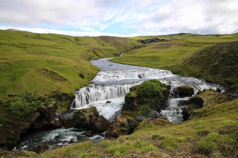 Mniejszy wodospad za wodospadem Skogafoss (Islandia)