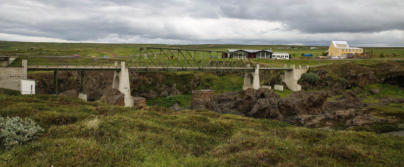 Mostek przed wodospadem Godafoss (Islandia)