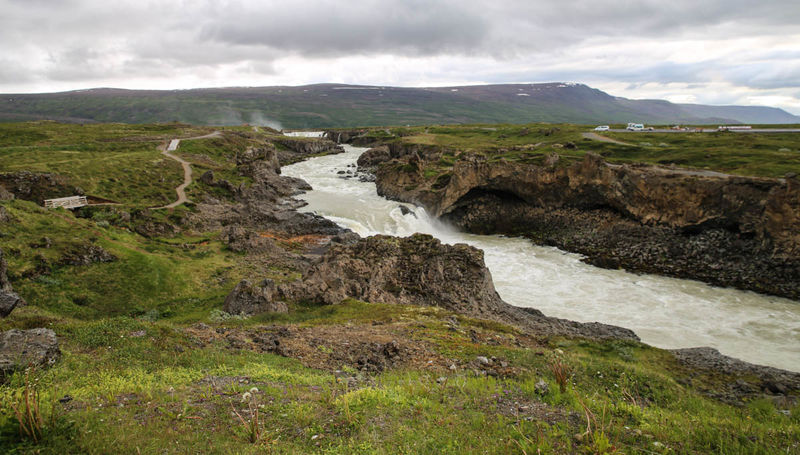 Spacer na drugą stronę wodospadu Goðafoss (Islandia)