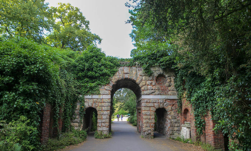 Łuk w ruinie (Ruined Arch) - Kew Gardens w Londynie