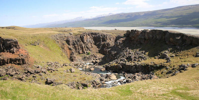 Islandia - trasa do wodospadu Hengifoss - widok w stronę jeziora Lagarfljot