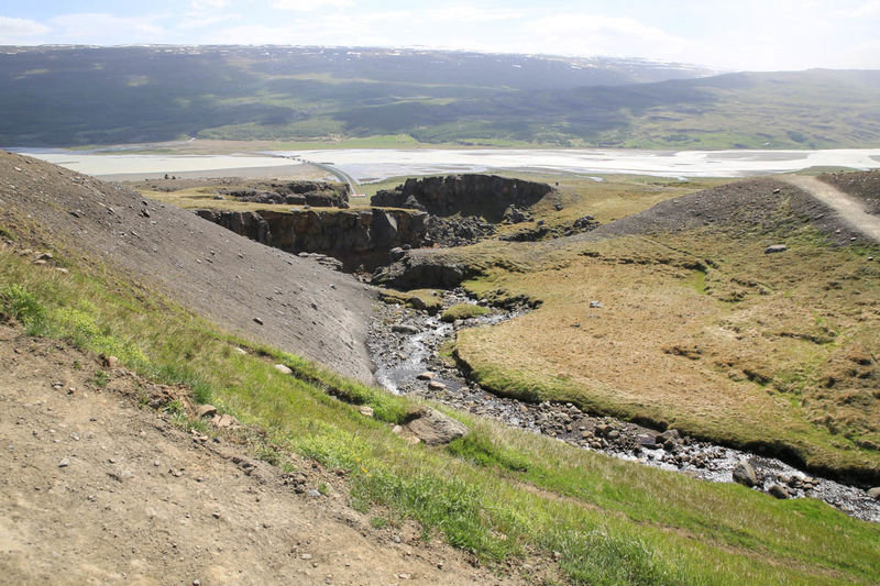 Islandia - trasa do wodospadu Hengifoss - widok z stronę jeziora Lagarfljot