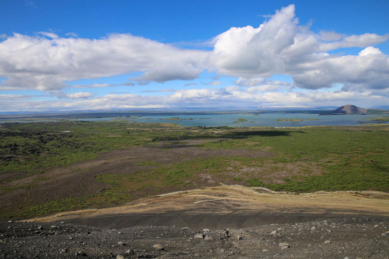 Widok z wulkanu Hverfjall w stronę jeziora Mývatn (Islandia)