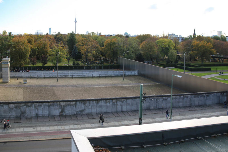 Widok na centralny punkt Miejsca Pamięci Muru Berlińskiego